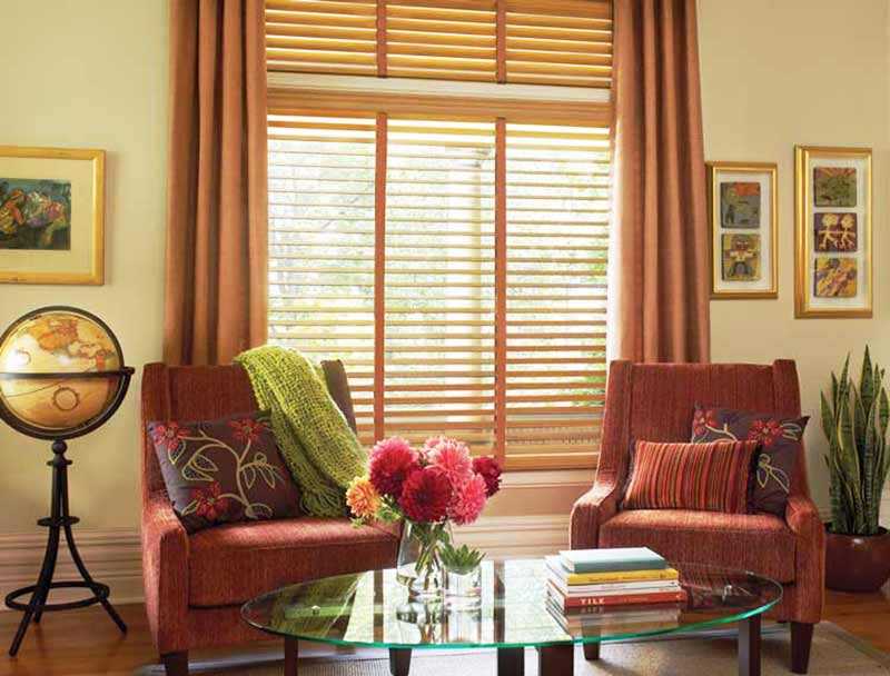 Rèm gỗ màu nâu trong trang trí