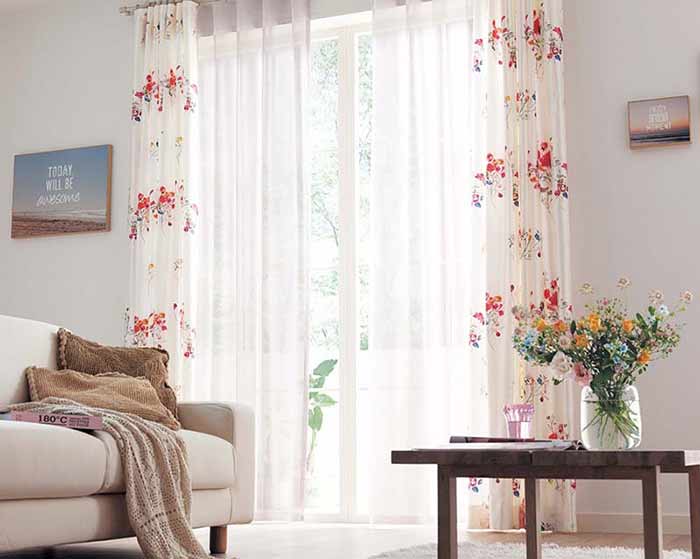 Họa tiết hoa văn màn cửa sổ bắt mắt tạo điểm nhấn cho phòng khách Họa tiết hoa văn màn cửa sổ bắt mắt tạo điểm nhấn cho phòng khách