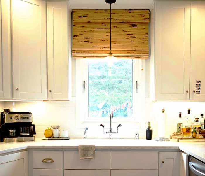 Rèm cửa sổ nhà bếp là lựa chọn hoàn hảo để trang trí cho không gian nấu nướng, mang đến không gian thoáng đãng và tiện nghi hơn. Những mẫu rèm cửa sổ phù hợp với xu hướng thiết kế hiện đại cộng với chất liệu đa dạng, bền đẹp và dễ vệ sinh sẽ mang đến không gian tươi mới cho căn bếp của bạn.