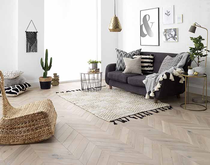 Sàn gỗ và thảm trong phòng khách hiện đại