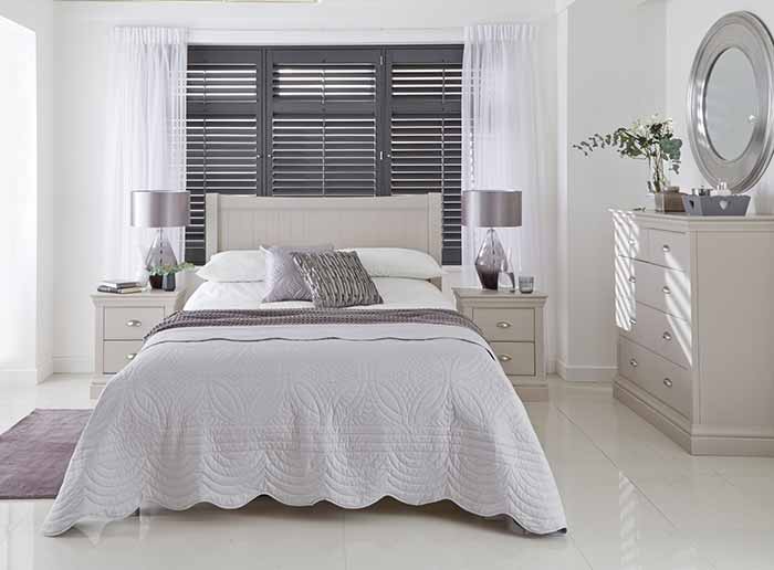 Làm mềm mại cửa chớp bằng rèm voan