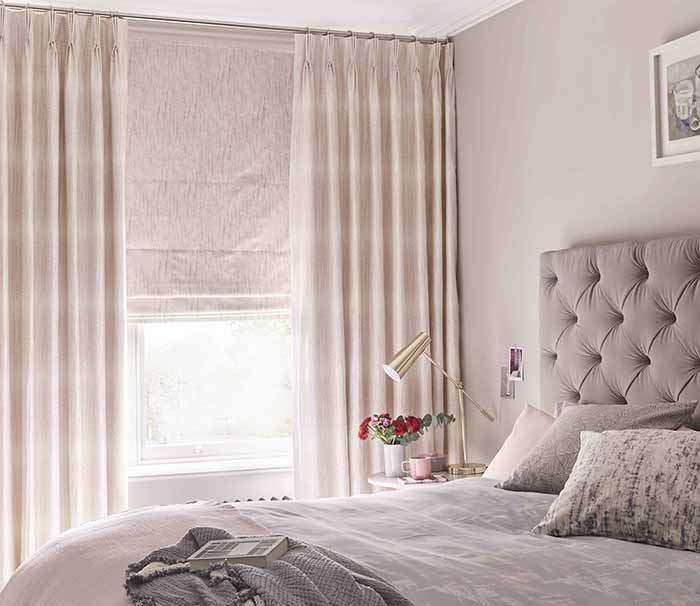 Rèm chắn gió sử dụng rèm vải và rèm roman