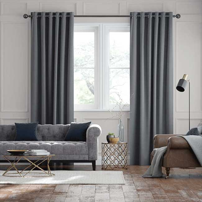 Với màn vải phòng khách màu xám đen hiện đại, bạn sẽ không phải lo lắng về việc tác động của ánh nắng lên không gian phòng khách của mình nữa. Với gam màu đen đặc trưng, màn vải này đem lại sự lịch lãm và sang trọng cho căn phòng của bạn.