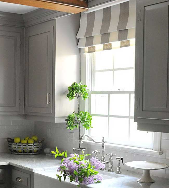Rèm roman cửa sổ bếp