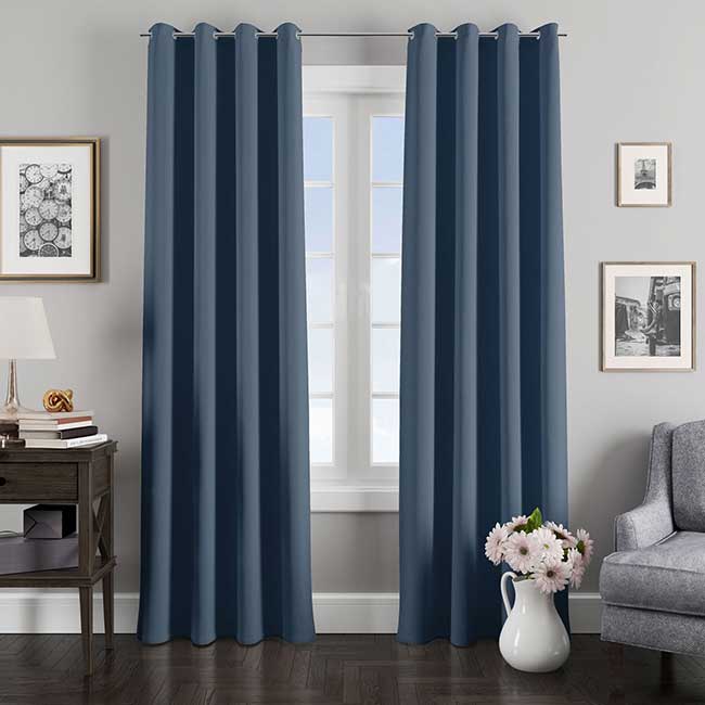 Rèm vải cửa sổ màu xanh lam sẽ giúp cho căn phòng của bạn trở nên phong cách hơn bao giờ hết. Với kiểu dáng đơn giản nhưng tinh tế kết hợp với màu sắc trang nhã, rèm cửa sổ màu xanh lam sẽ giúp cho căn phòng của bạn trở nên thư giãn và đầy năng lượng mới.