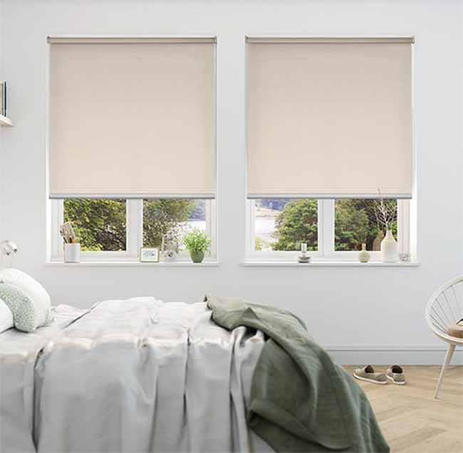 Rèm cuốn cửa sổ phòng ngủ là một giải pháp hoàn hảo cho những không gian phòng ngủ nhỏ hẹp. Bạn sẽ bất ngờ khi xem hình ảnh về những mẫu rèm cuốn cửa sổ phòng ngủ đẹp mắt và tiện ích.